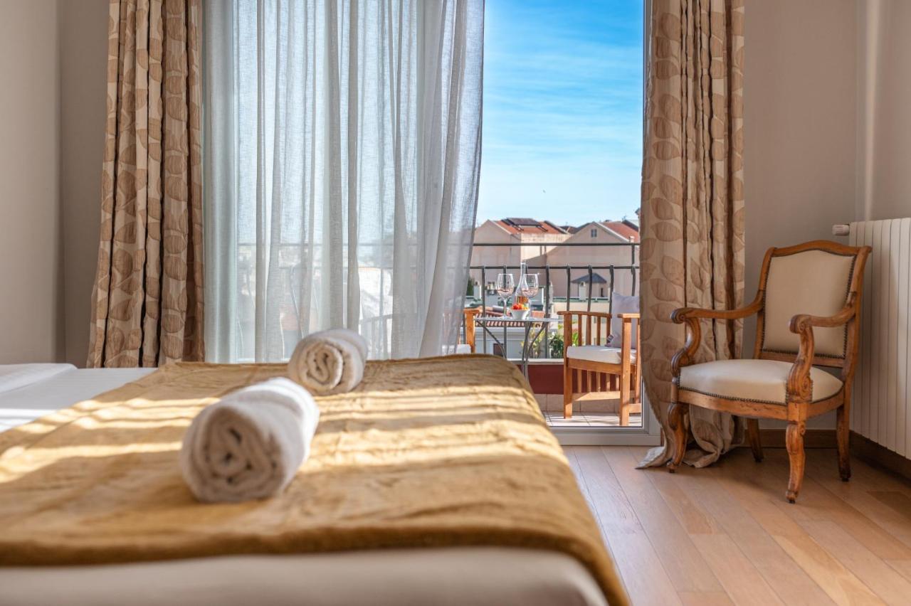 La Fabrique A Poupees - Chambres Et Appartements De Charme Au Coeur De ม็องตง ภายนอก รูปภาพ